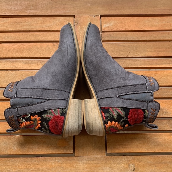 Embroidered Flower Booties - Picture 5 of 7